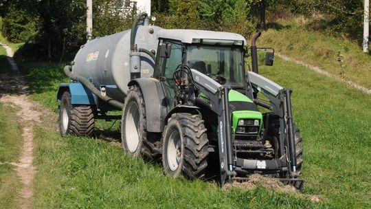 Ciągnik z beczką przejechał po człowieku. 57-latek w szpitalu