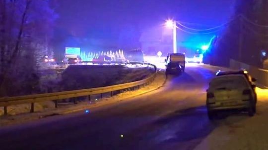 Ciała trzech osób na poboczu. Sprawca wypadku uciekł