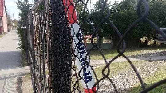 Ciało 38-latki odnalezione w domu w Trawnikach. Kobieta miała ranę kłutą