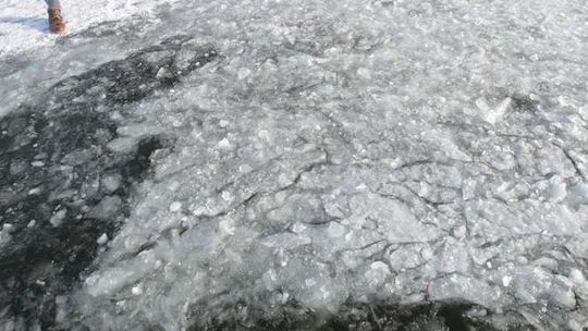 Ciało mężczyzny znaleziono pod zamarzniętą taflą. Strażacy musieli rozkuć lód