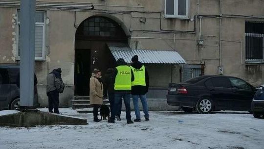Ciało młodej kobiety w wersalce. Zatrzymali mężczyznę, który wynajmował mieszkanie