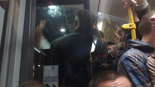 Ciasno, ale wesoło w autobusie z Nocy Kultury (wideo) 