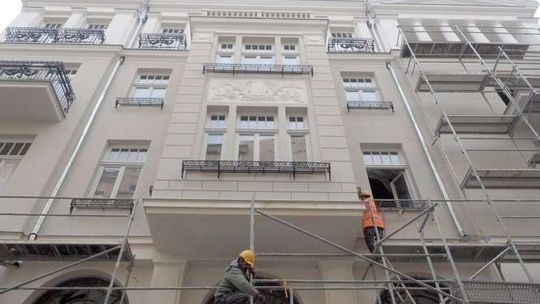 Cicha 4. Przebudowują przedwojenną kamienicę. Co będzie w środku?