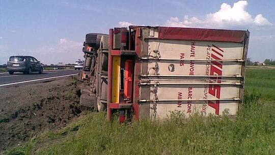 Ciecierzyn: Wypadek TIR-a z wódką