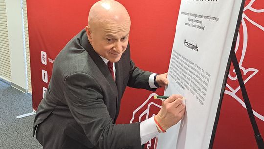 Wiesław Pardyka, burmistrz Nałęczowa, jest inicjatorem powołania stowarzyszenia pod nazwą „Lubelskie Uzdrowiska”. Ma ono zrzeszać sieć uzdrowisk i miejscowości uzdrowiskowych w województwie lubelskim. W poniedziałek podpisano list intencyjny. Marszałek Stawiarski podpisuje ten dokument