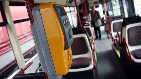 Ciemnoskóry gapowicz dostał karę od kontrolerki. Miał kupić 10 biletów