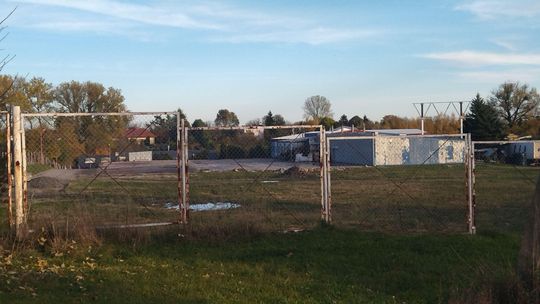 Cień kruszarni nad Piotrawinem, nowym zalewem i Doliną Ciemięgi