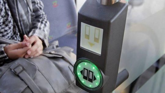 Ciepły guzik w autobusach. Naciśnij, jeśli chcesz wsiąść lub wysiąść