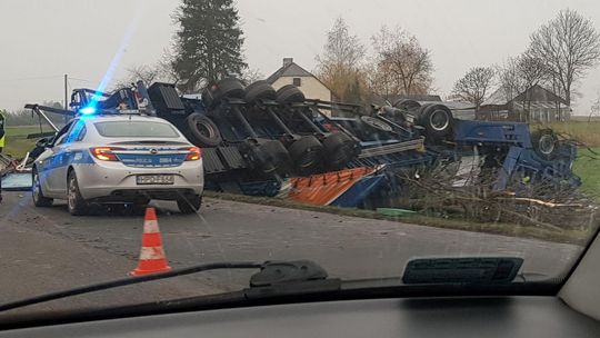 Ciężarówka dachowała w rowie. Utrudnienia na DK12 [zdjęcia]
