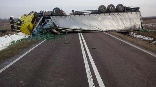 Ciężarówka na drodze. Całkowicie zablokowała przejazd