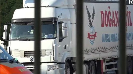Ciężarówka pełna emigrantów. Jechała z Polski (wideo)