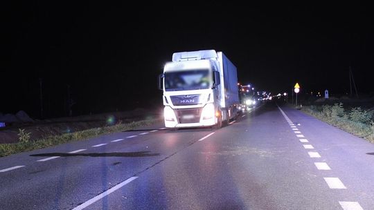Ciężarówka potrąciła pieszego na DK19. 35-latek w ciężkim stanie trafił do szpitala