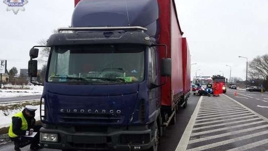 Ciężarówka potrąciła pieszego na przejściu. 73-latek nie żyje