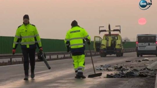 Ciężarówka przebiła bariery i zderzyła się z busem. Dwie osoby nie żyją