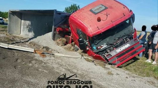 Ciężarówka przewożąca kamień przewróciła się na drodze Lublin-Kraśnik
