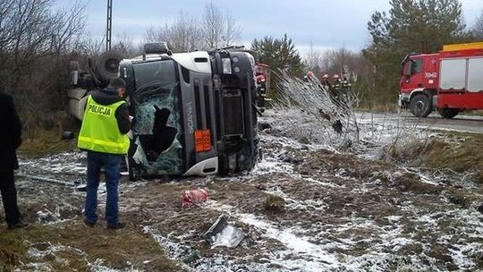 Ciężarówka przewróciła się na bok. Zginął 60-latek (wideo)