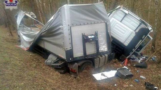 Ciężarówka roztrzaskała się na drzewie