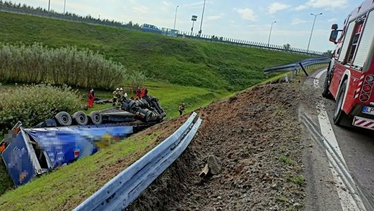 Ciężarówka spadła z nasypu. Zjazd z S17 na węźle w Kurowie zablokowany