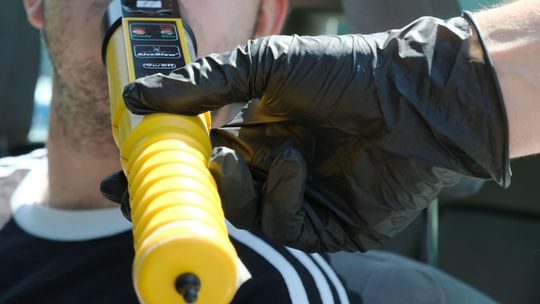 Ciężarówka stanęła na środku skrzyżowania, w środku kierowca „bez kontaktu”