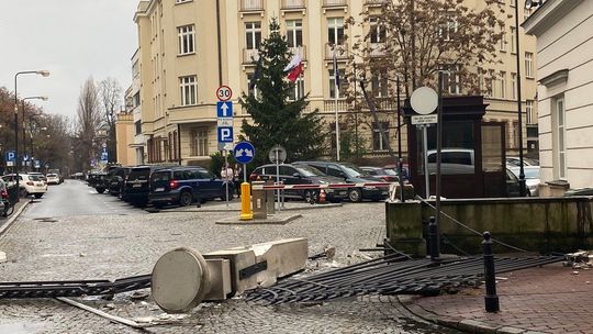 Ciężarówka staranowała zabytkową bramę w Warszawie. Prowadziła do Kancelarii Prezydenta RP