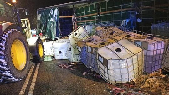 Ciężarówka w rowie, ładunek na drodze. Wieczorna akcja służb