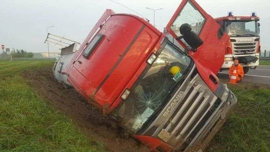 Ciężarówka w rowie na S17. Utrudnienia do godz. 17