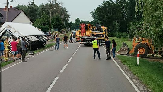 Ciężarówka w rowie. Służby próbują ją wyciągnąć. Utrudnienia na trasie Annopol – Kraśnik