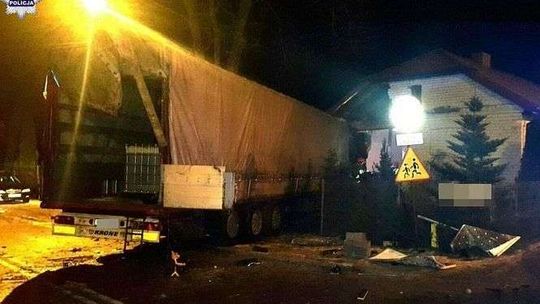 Ciężarówka wjechała w dom. Tir zatrzymał się metr od śpiących dzieci