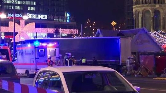 Ciężarówka wjechała w jarmark w Berlinie. Zamachowiec to Pakistańczyk