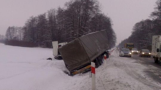 Ciężarówka wypadła z drogi, kierowca zasnął?