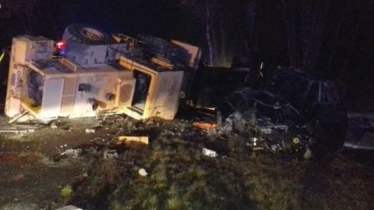 Ciężarówka wywróciła się i stanęła w ogniu. Uderzyły w nią dwa auta