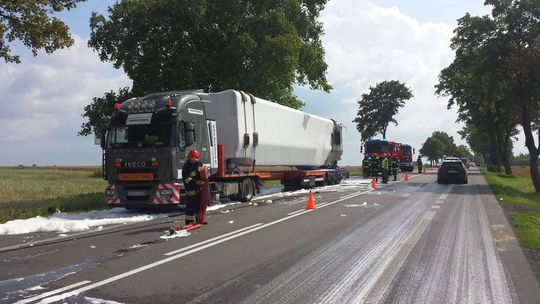 Ciężarówka zaczęła się palić w trakcie jazdy. Strażacy musieli ją najpierw dogonić