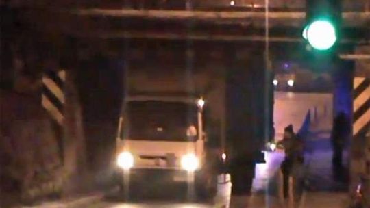 Ciężarówka zaklinowała się pod wiaduktem (wideo)