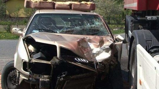 Ciężarówka zderzyła się z audi, dwie osoby ranne