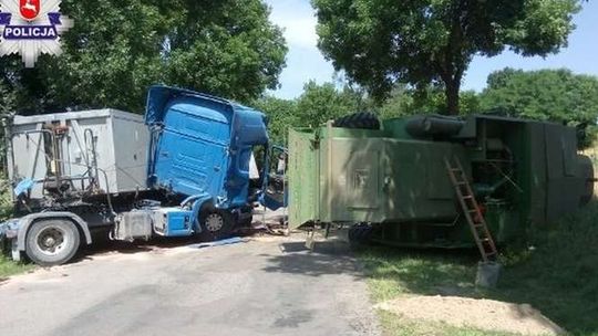 Ciężarówka zderzyła się z kombajnem, jedna osoba ranna