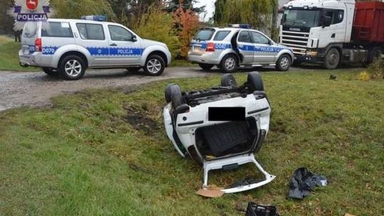 Ciężarówka zepchnęła opla do rowu. Samochód dachował