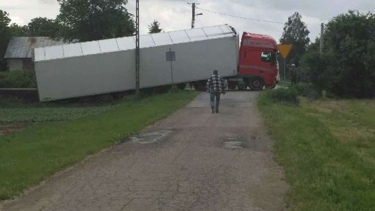 Ciężarówka zsunęła się do rowu. Utrudnienia na drodze Końskowola - Celejów