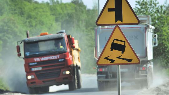 Ciężarówki, dziury i tumany kurzu. "Jazda tą drogą to prawdziwy horror, a zarazem wyzwanie"