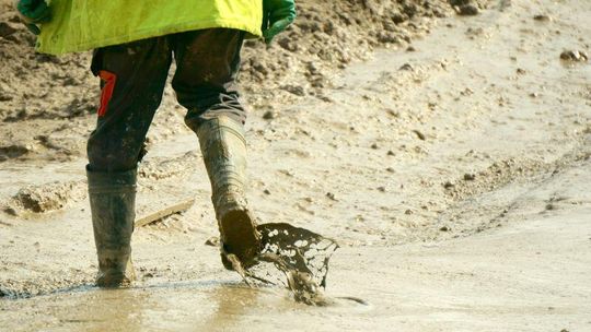 Ciężarówki pędzą, mieszkańcy brną w błocie. Skargi na budowę S17