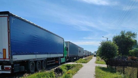 Ciężarówki tarasują wjazdy na posesje. Jest plan, jak to ukrócić 