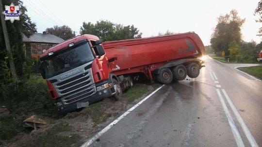 Ciężarówki w rowie. Jeden kierowca zasnął, drugi wpadł w poślizg