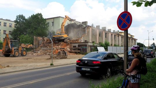 Ciężki sprzęt, kurz i pył. Znika budynek przy Al. Racławickich w Lublinie [zdjęcia]