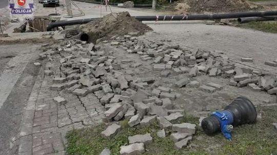 Ciśnienie wyrzuciło kostkę brukową w powietrze. 66-latek z otwartym złamaniem nogi