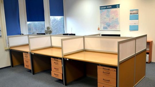 Cisza i koncentracja w open space – jak przegrody montowane do biurek zmieniają organizację biura?