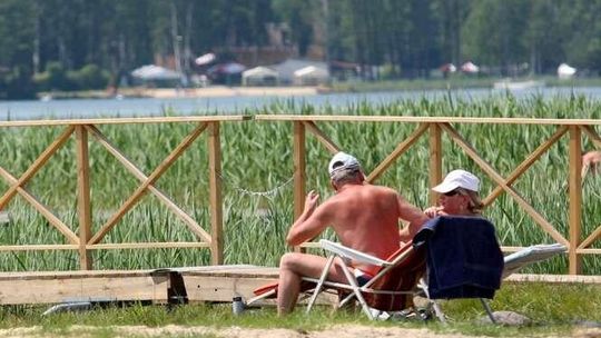 Cisza nocna nad jeziorem Białym. "Ludzie przyjeżdżają do nas, żeby się zabawić, wyszumieć"