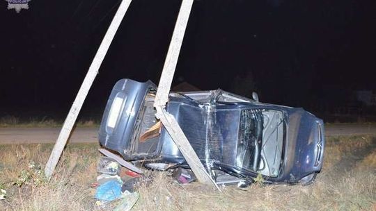 Citroen dachował i zatrzymał się na latarni