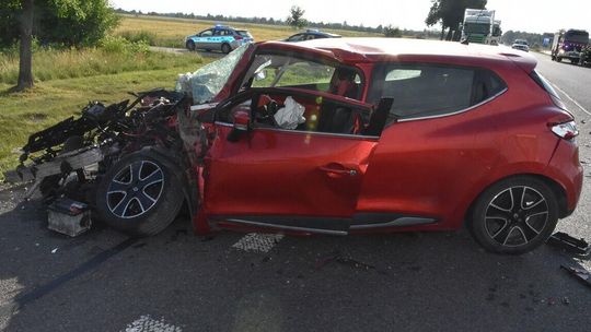 Clio staranowane przez ciężarówkę koło Białej Podlaskiej