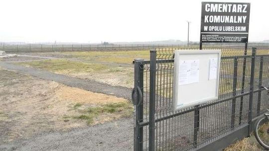 Cmenatarz komunalny w Opolu Lubelskim. Jest nowa droga do grobów
