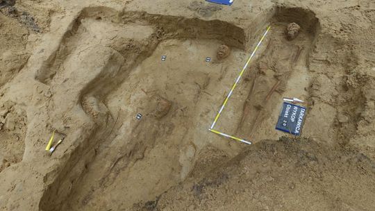 Cmentarz o którym nikt nie wiedział. Odkryty przypadkiem podczas remontu drogi