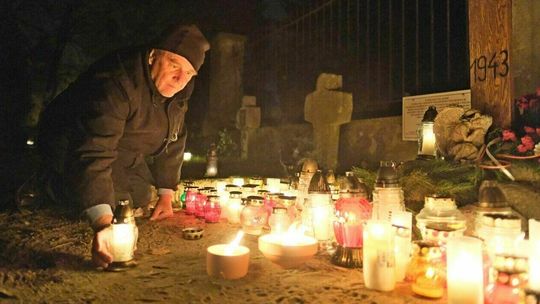 Cmentarz przy ul. Lipowej w nocnej scenerii